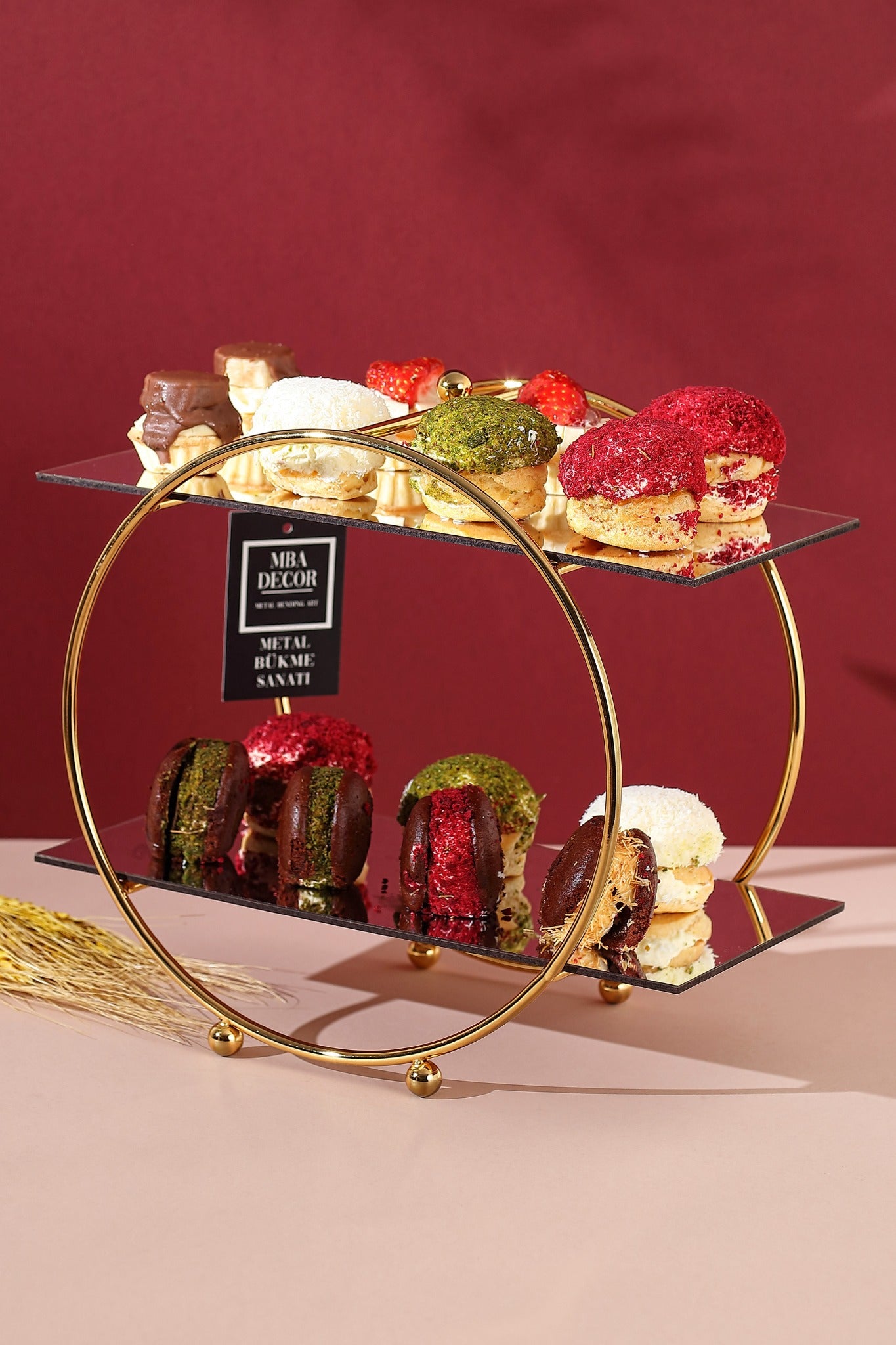Suport Etajat Rotund Premium pentru Candy Bar, Metal Auriu și Oglindă Neagră, 30x26cm – MBA Decor