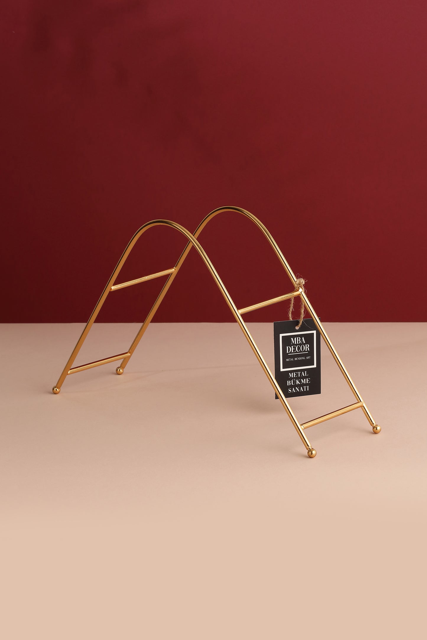 Suport Etajat Triunghiular Premium pentru Candy Bar, Metal Auriu și Oglindă Neagră, 30x26cm – MBA Decor