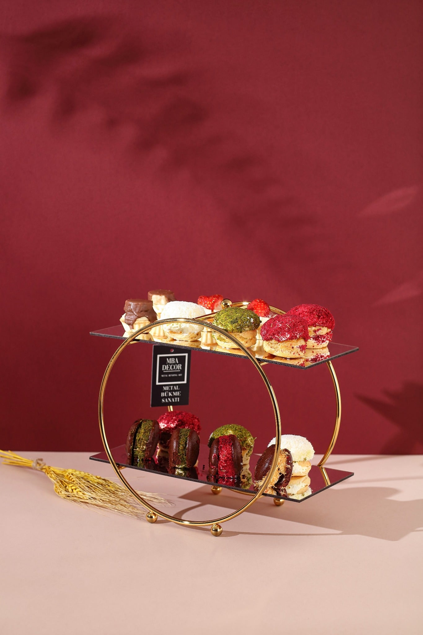 Suport Etajat Rotund Premium pentru Candy Bar, Metal Auriu și Oglindă Neagră, 30x26cm – MBA Decor