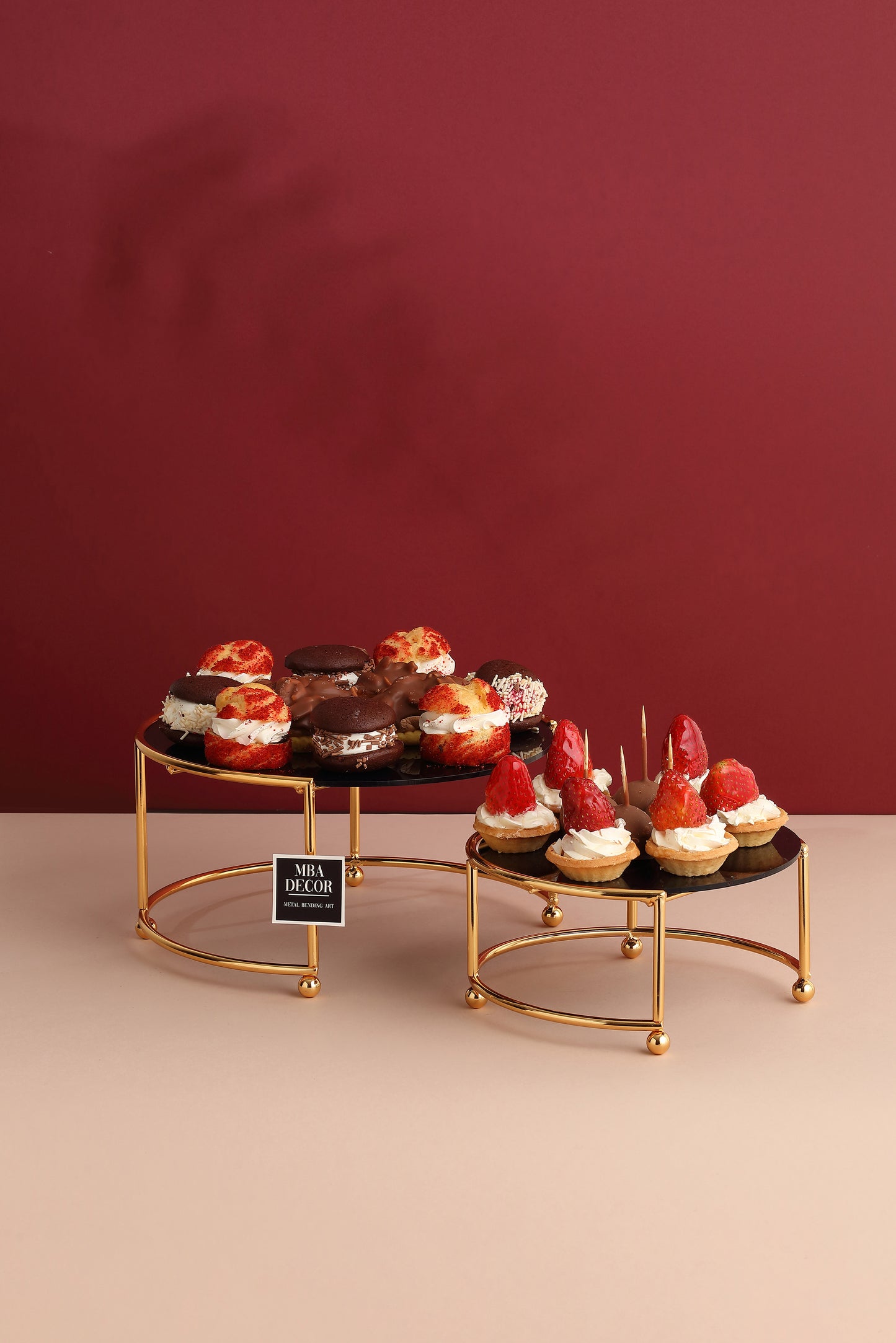 Set 2 Platouri (Suporturi) Etajate pentru Candy Bar si Servire, Model Zigon, Metal Auriu si Plexiglas Negru, 24-20cm – MBA Decor