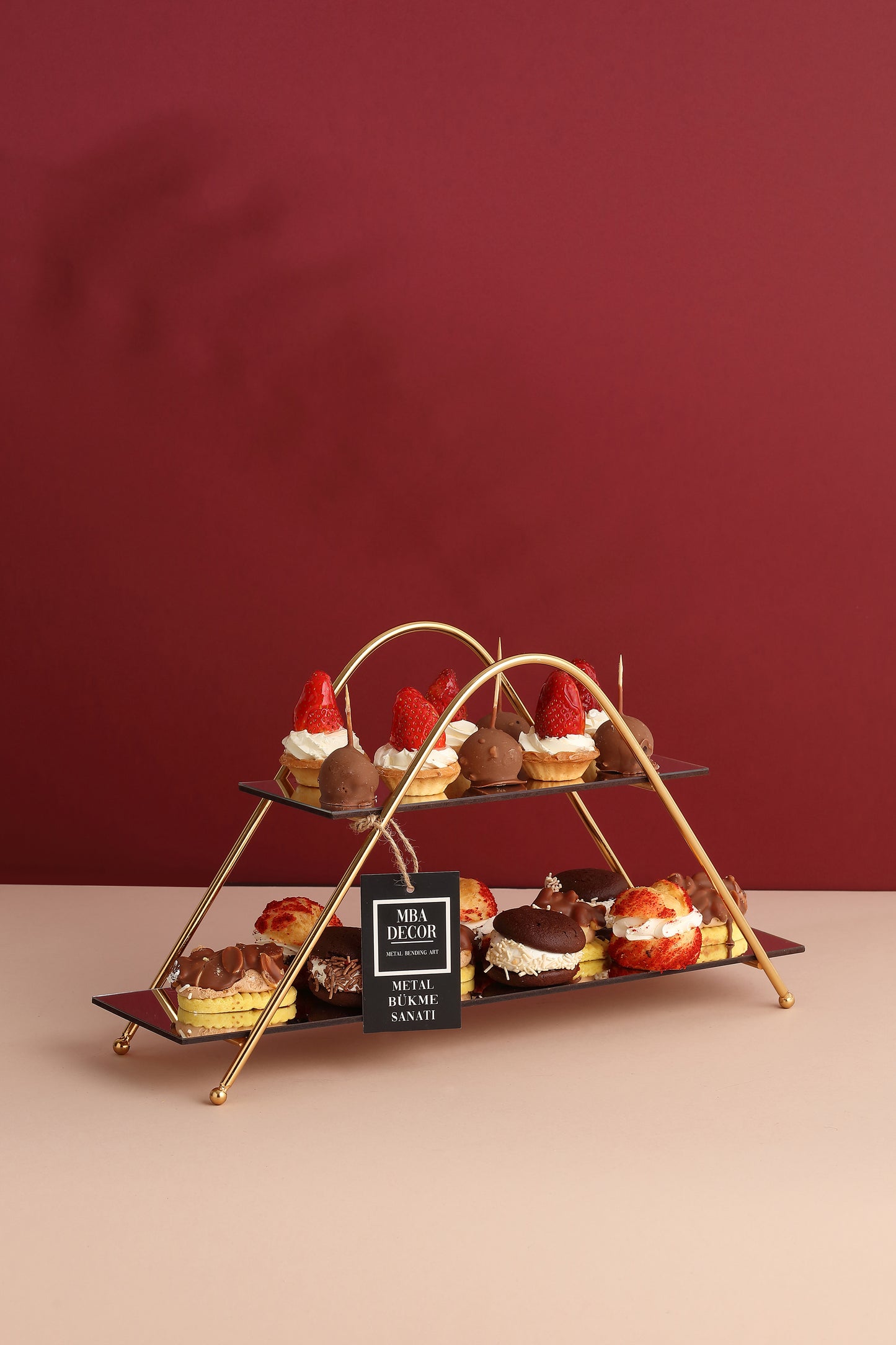 Suport Etajat Triunghiular Premium pentru Candy Bar, Metal Auriu și Oglindă Neagră, 30x26cm – MBA Decor