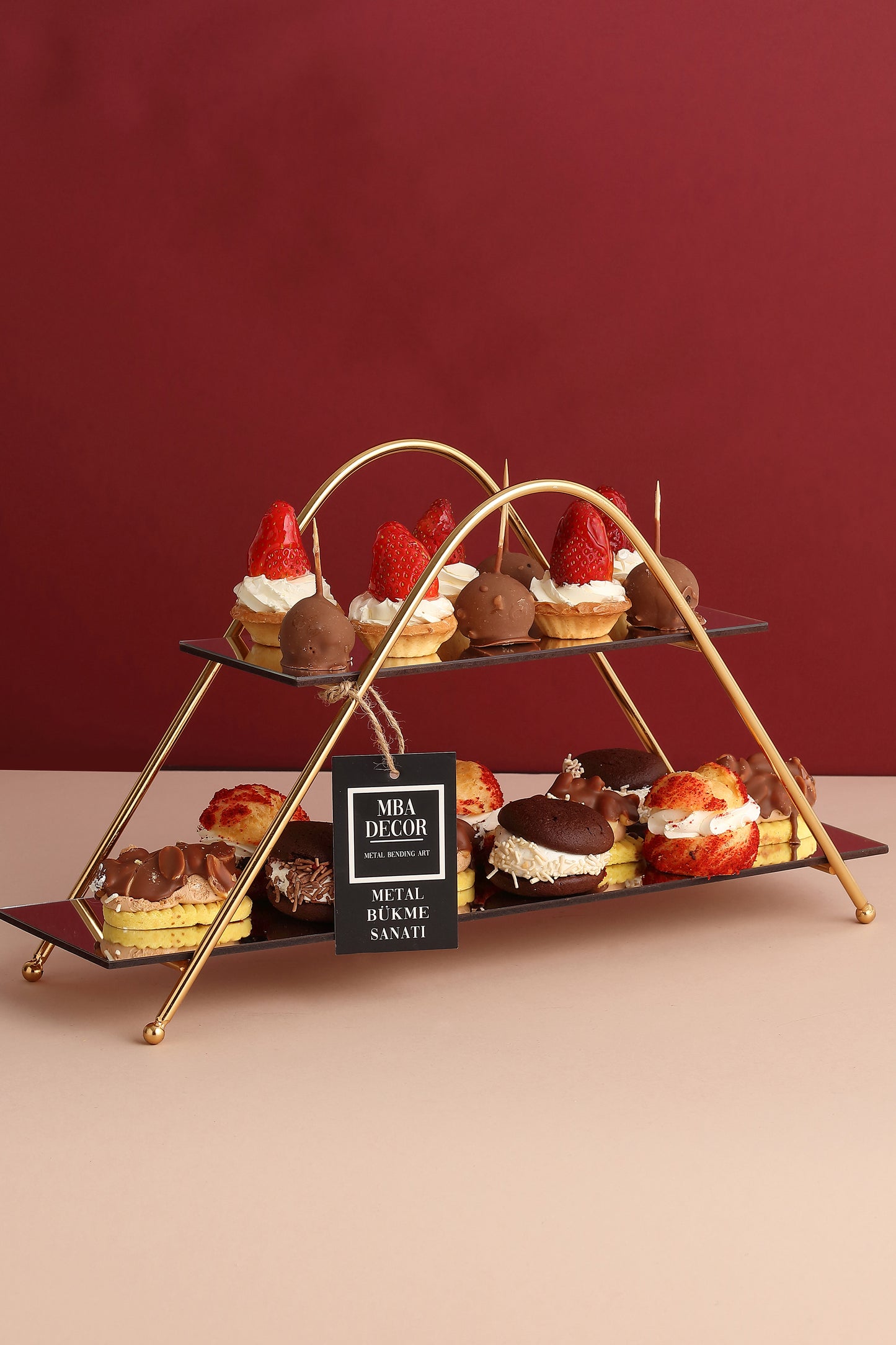 Suport Etajat Triunghiular Premium pentru Candy Bar, Metal Auriu și Oglindă Neagră, 30x26cm – MBA Decor