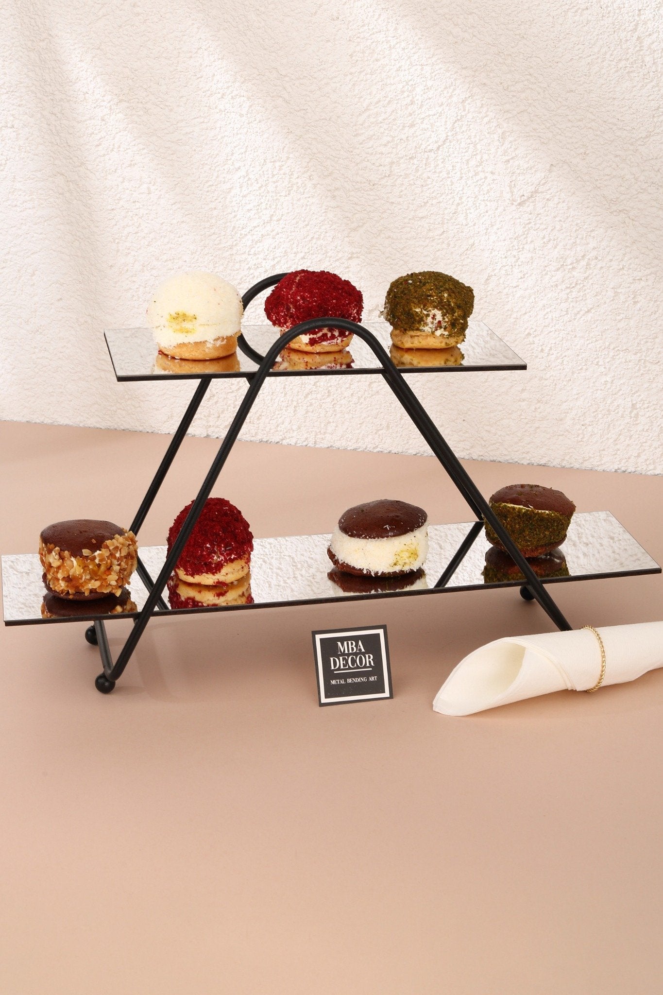 Suport Etajat Triunghiular Premium pentru Candy Bar, Metal Negru și Oglindă Neagră, 30x26 cm – MBA Decor