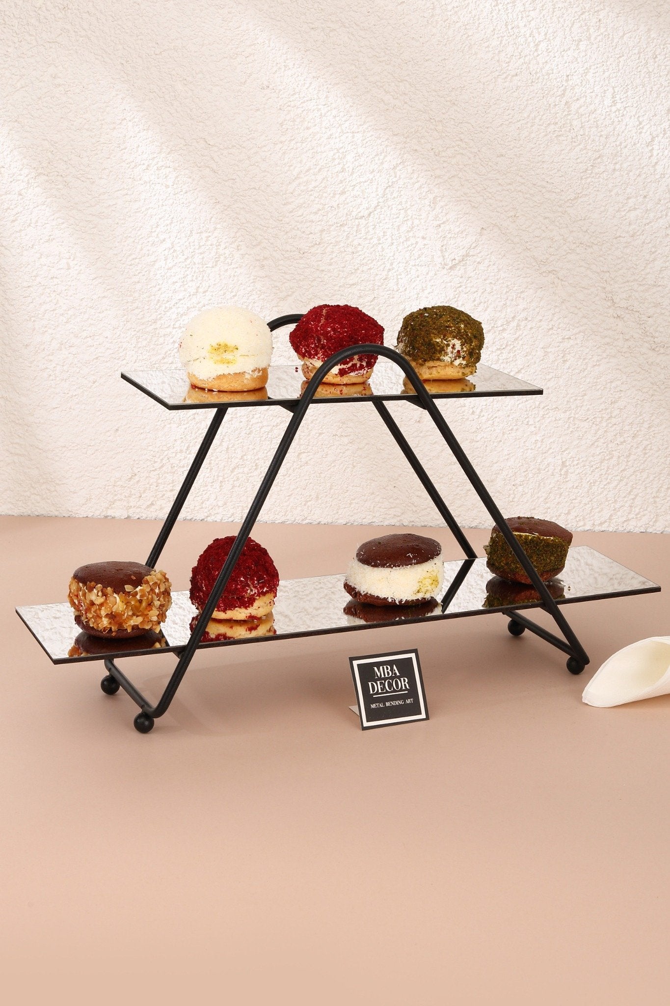 Suport Etajat Triunghiular Premium pentru Candy Bar, Metal Negru și Oglindă Neagră, 30x26 cm – MBA Decor