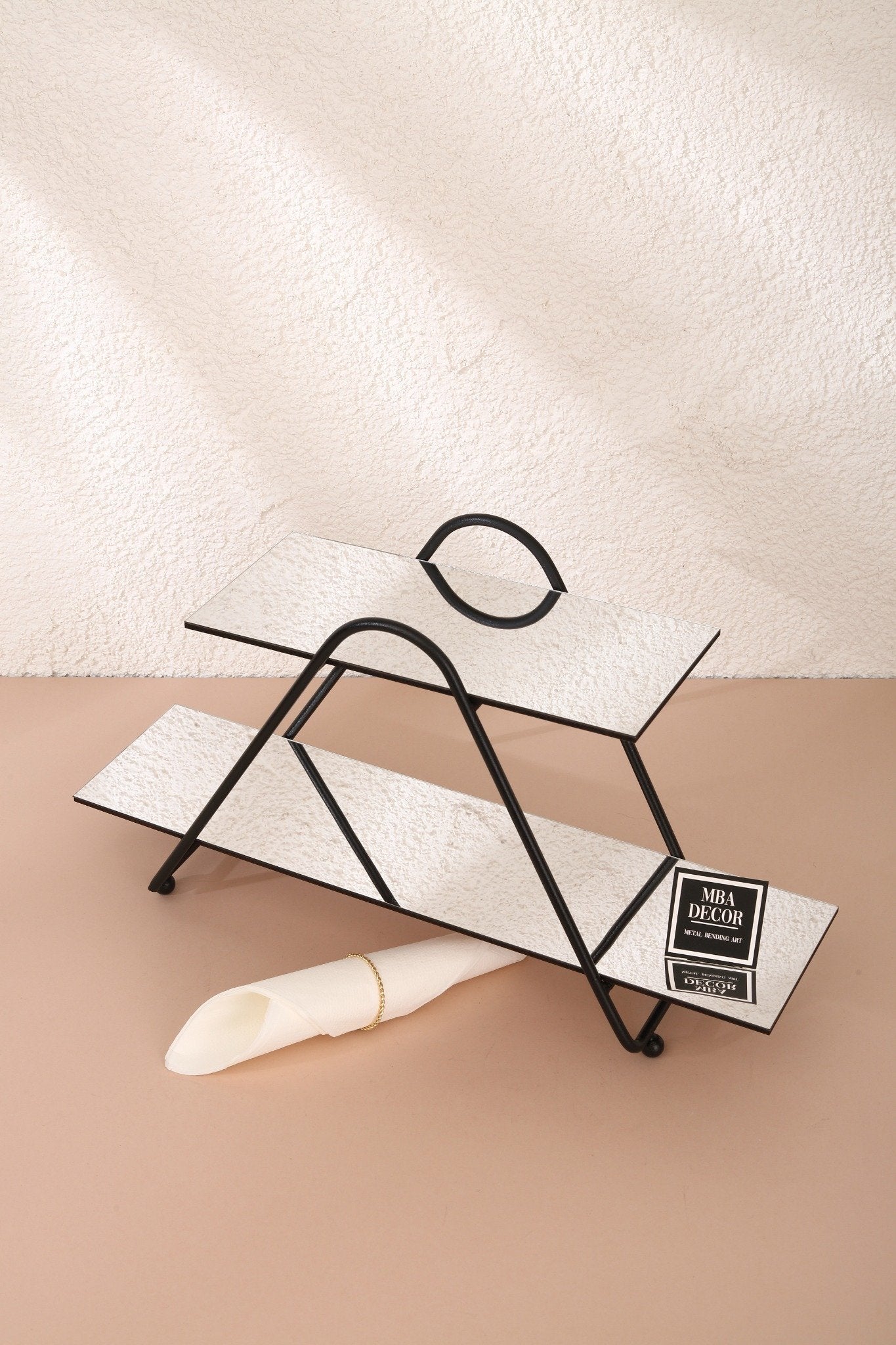 Suport Etajat Triunghiular Premium pentru Candy Bar, Metal Negru și Oglindă Neagră, 30x26 cm – MBA Decor